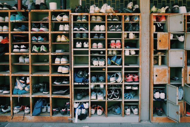 sepatu dan tas bekas rusak